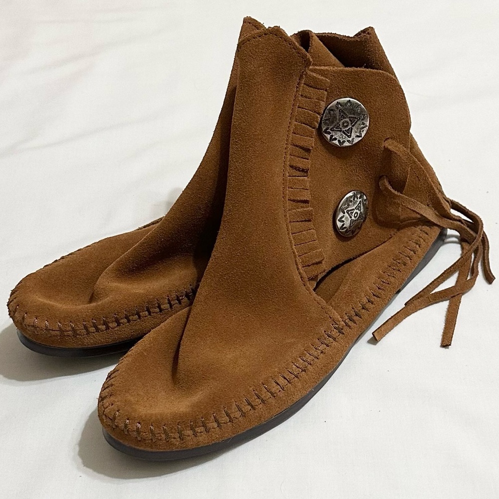 Minnetonka Women’s Suede Moccasins Two-Button Hard-Sole Bootie with Fringe - 9